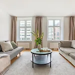Regent 3 - Popular 3-bdr With Balcony In Centre *