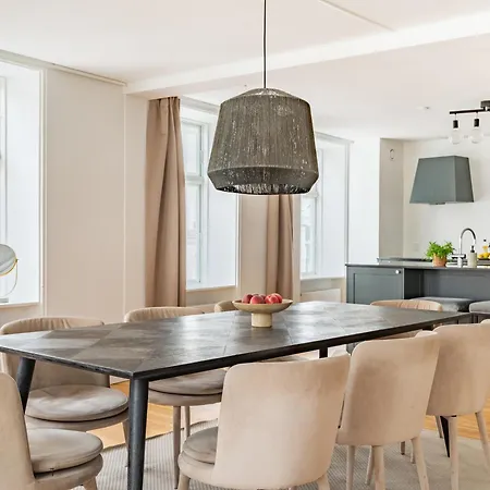 Sanders Regent - Popular Three-bedroom Near Square