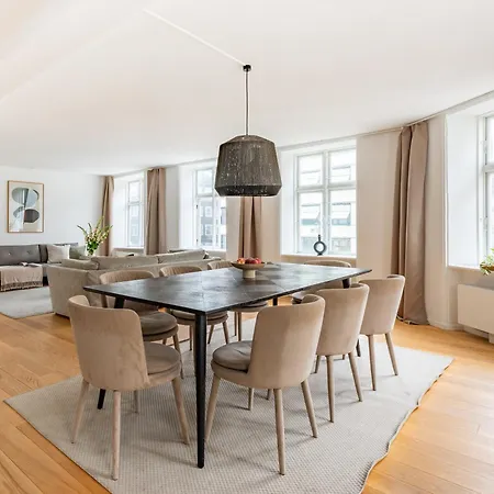 Sanders Regent - Popular Three-bedroom Near Square Appartement