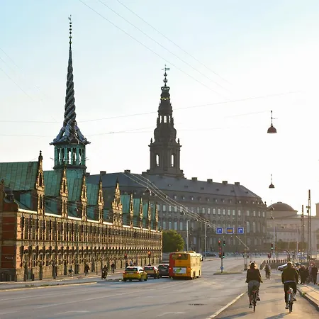 Regent 3 - Popular 3-bdr With Balcony In Centre