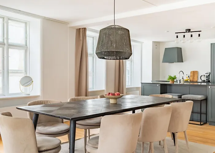 Regent 3 - Popular 3-bdr With Balcony In Centre