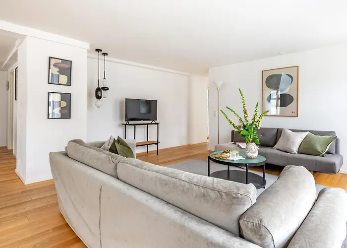 Regent 3 - Popular 3-bdr With Balcony In Centre Διαμέρισμα