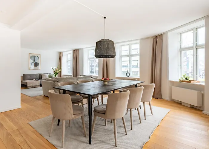 Regent 3 - Popular 3-bdr With Balcony In Centre Apartment