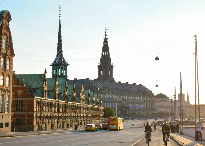 Regent 3 - Popular 3-bdr With Balcony In Centre