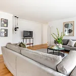 Regent 3 - Popular 3-bdr With Balcony In Centre Apartament