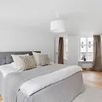 Apartment Regent 3 - Popular 3-bdr With Balcony In Centre